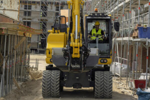 Komatsu Mobilbagger PW148-11 auf der Baustelle