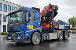 Read more about the article FASSI Ladekran auf Abrollcontainer-Chassis