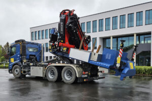 FASSI Ladekran auf Abrollcontainer-Chassis