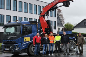 FASSI Ladekran auf Abrollcontainer-Chassis