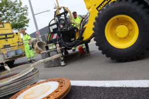 Cat Radlader 908 mit Schachtabdeckungsfräse