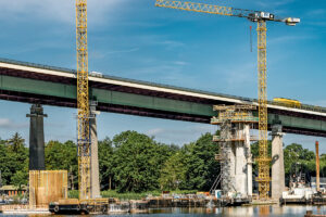 Neubau der Rader Hochbrücke mit Liebherr Kranen