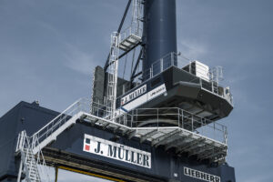 Liebherr LPS 600 im Hafen von Brake