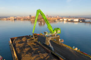 Mehr über den Artikel erfahren Sennebogen 895 E – Gigant im Hafen