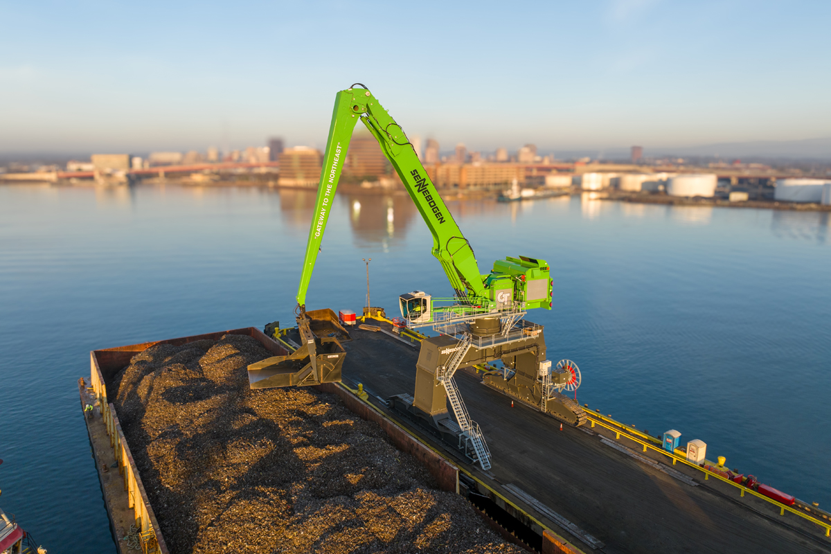 Du betrachtest gerade Sennebogen 895 E – Gigant im Hafen