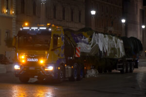 MAN TGS 26.540 Spezial-Sattelzug transportiert Weihnachtsbaum