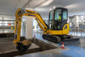 Komatsu stellt drei neue elektrische Minibagger auf der bauma 2025 vor