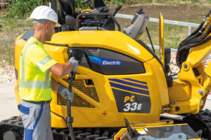 Komatsu stellt drei neue elektrische Minibagger auf der bauma 2025 vor