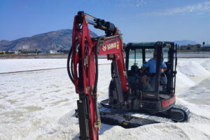 Yanmar Minibagger bei der Salzgewinnung in der Saline Culcasi